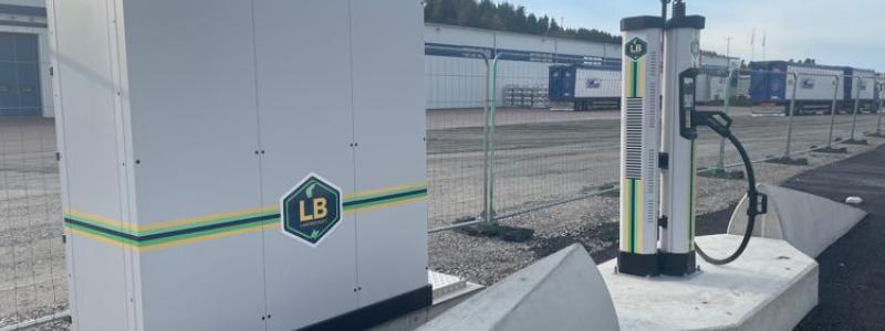 Laddparken i Arvika har två snabbladdare på 400 kW och två depåladdare på 200 kW. Foto: LBC Frakt
