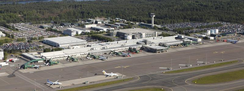 Uppdraget gäller järnvägsplaner för sträckan Mölndal–Landvetter flygplats och Bibana Mölnlycke. Flygbild över Landvetter flygplats 2011. Foto: Kontrastfoto/https://commons.wikimedia.org/wiki/File:Landvetter_Air_View.jpg?uselang=sv
