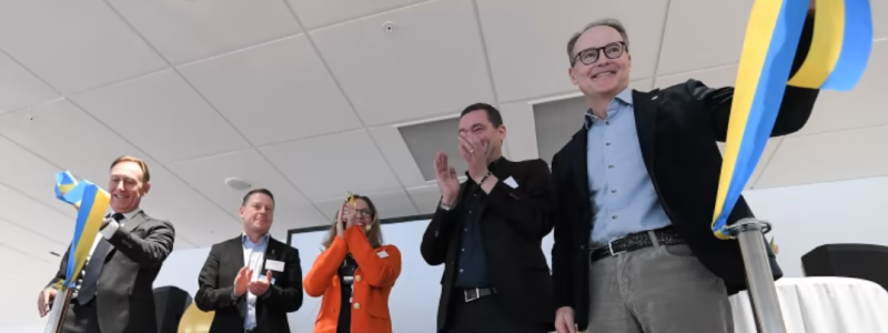 Bandet klipptes av Jan-Olof Jacke, VD för Svenskt näringsliv, Per Vorberg, kommunstyrelsens ordförande i Härryda, Anna Strömwall, flygplatschef, Peter Grönberg CEO Göteborg & Co och Jonas Abrahamsson, vd och koncernchef Swedavia. Foto: Swedavia