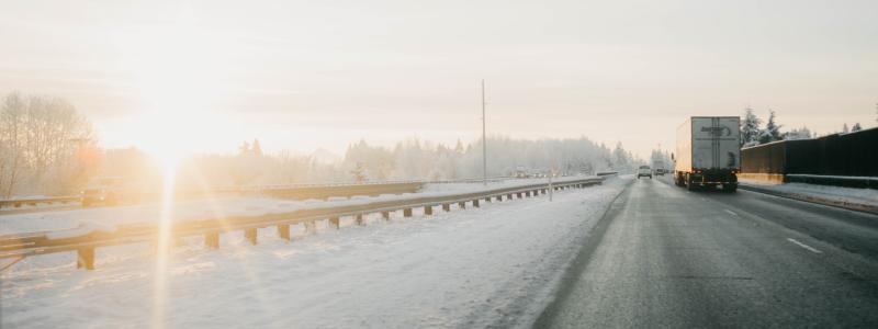 Nu kan kan hamnar, fastighetsägare, logistikföretag med flera söka stöd hos Energimyndigheten för att installera laddstationer. Foto: lex valishvili/unsplash