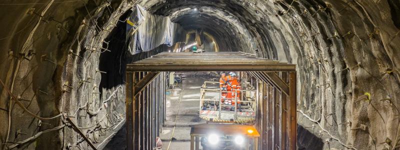 Europeiskt järnvägskunnande: Bygget av Lyon-Turin-tunneln inleddes 2013 och planeras skapa en 65 kilometer lång järnvägsförbindelse mellan Frankrike och Italien, varav 57,5 kilometer går genom Alperna. Projektet kommer att ersätta den historiska Fréjus-tunneln och avsevärt minska godstransporter och koldioxidutsläpp i Alpområdet. Den höghastighetsjärnvägen förväntas vara klar till 2032.