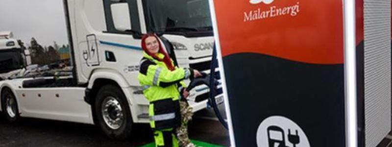Isabella Sommerhall invigde laddstationen som är placerad nära E18. Foto: Mälarenergi