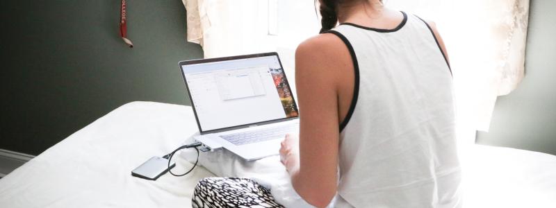 Problemet är att det finns begränsad forskning om hur olika grupper faktiskt beter sig och lär sig cybersäkerhet. Kampanjer blir mindre effektiva när de inte tar hänsyn till skillnader mellan målgrupper, till exempel digital vana, internetanvändning, risker, förtroende för avsändare och vilka format människor föredrar. Foto: dylan-gillis/Unsplash