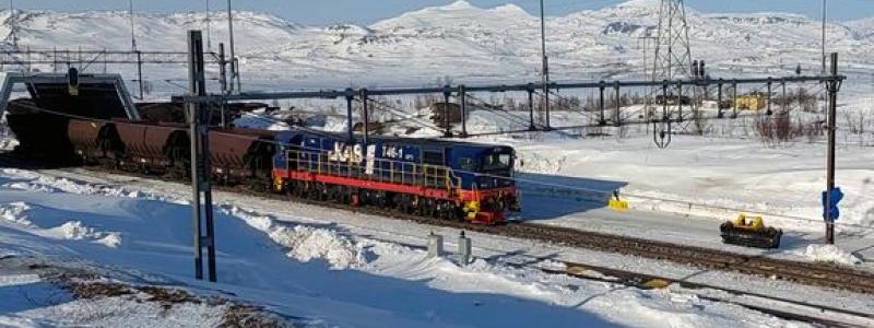 Ett av de testtåg som Trafikverket, tillsammans med LKAB, under onsdagen 6 mars körde på återställningssträckan vid Vassijaure station. Foto: Trafikverket