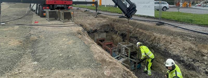 Med flexibla foder bygger man nya rör inuti de gamla och genom rörspräckning bryter man isär den gamla ledningen med en hydraulisk maskin. Foto: Aarsleff