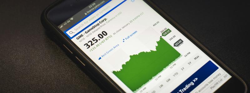 Organisationer ser mobila enheter och IoT-enheter som kritiska, men många rapporterar om säkerhetsincidenter och ökande hot från AI-assisterade cyberattacker. Foto: Michael Förtsch/Unsplash