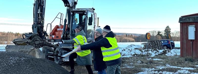 Karin Frejd, Mats Nilsson och Ulrik Bergman tar första spadtaget till en ny avloppsledning mellan Säter och Borlänge. Foto: Säters kommun