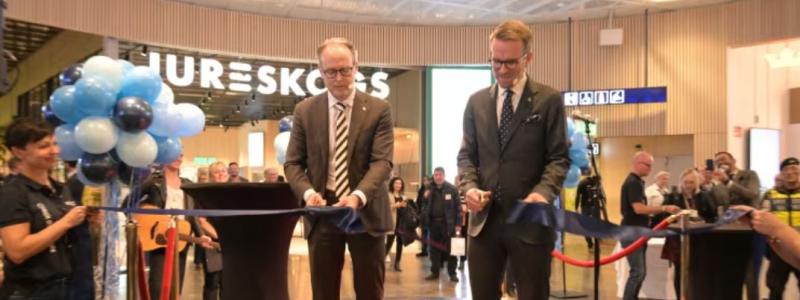Arlandas nya Marknadsplats och säkerhetskontroll är nu invigda. Jonas Abrahamsson, Swedavias vd, med Andreas Carlson, infrastruktur- och bostadsminister. Foto: Swedavia.
