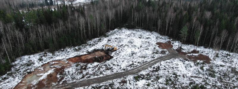 Den nya laddstationen växer fram intill tankstationen för biogas på Mosserudsområdet. Foto: Karlskoga Energi & Miljö