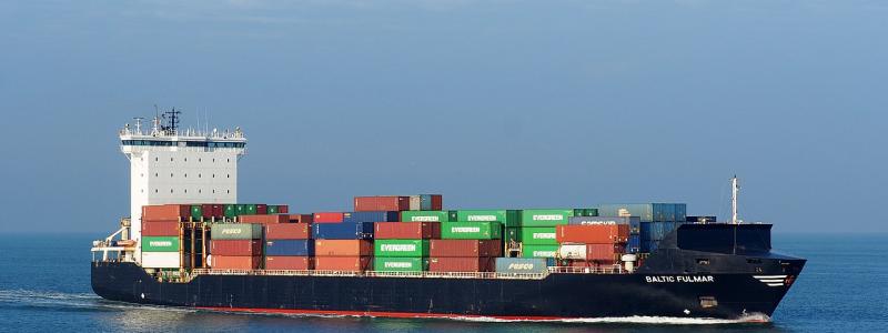 Numera kinesiska NewNw Polar Bear. Ursprungligen döpt till Reinbek och senare omdöpt till Baltic Fulmar, tjänade fartyget under charter för fraktjättarna Unifeeder och därefter CMA CGM. Foto: Wikipedia Common Lic. Kredit: Fotogaferat i Port of Rotterdam av Alf van Beem.