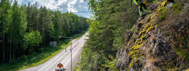 Bergskärningar granskas. Foto: Norconsult