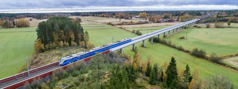 Det görs stora investeringar som berör brobyggandet. Det ska bland annat uppföras hundratals broar på Norrbotniabanan (bilden) och järnvägens stamnät ska uppgraderas med nya dubbelspår. 
ILLUSTRATION: Norrbotniabanan/Patrik Degerman