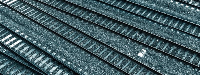 Fokus ligger på hur variationer i markstyvhet under sliprar orsakar differentialsättning, särskilt i områden med komplexa grundförhållanden, övergångszoner och spårväxlar där laster snabbt förändras. Foto: kote puerto / unsplash