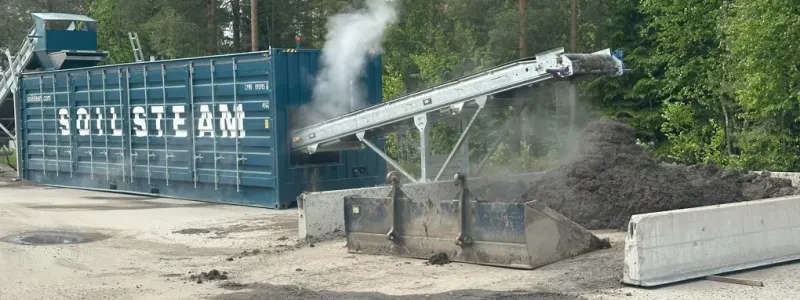Metoden innebär att jorden hettas upp med vattenånga för att döda växtens frön. Foto: Trafikverket