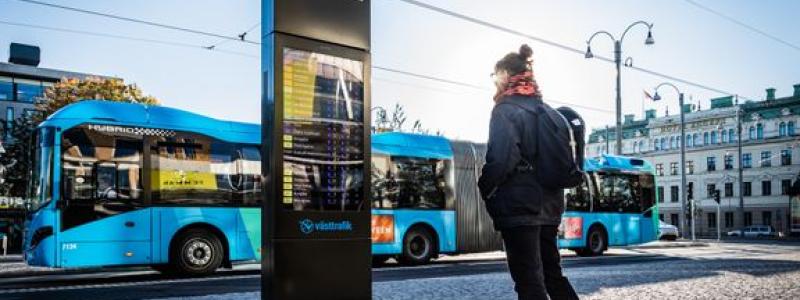 Nästan hälften av de svarande i Västtrafiks attitydunderskning uppger att ökade levnadskostnader och drivmedelspriser gör att de kör mindre bil. Fotograf: Eddie Löthman.