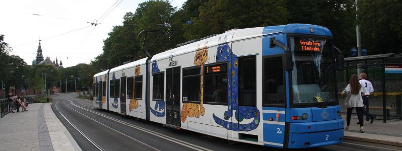 Spårvagn av typen A34 utanför Liljevalchs/Gröna Lund. i Stockholm. Foto: AleWi/Wikimedia Commons/https://commons.wikimedia.org/wiki/File:Stockholm,_sp%C3%A5rvagn,_2014,_12.jpg