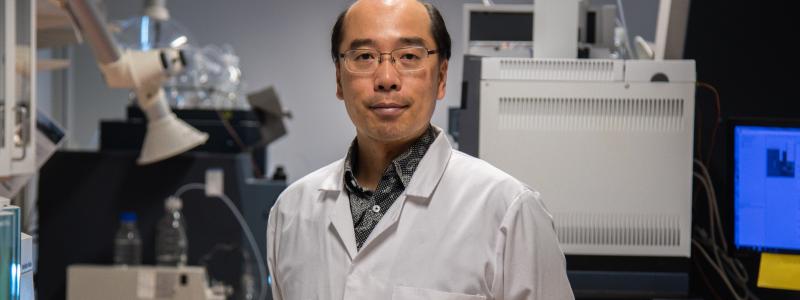 Leo Yeung, forskare i kemi vid Örebro universitet. Foto: Maja Eriksson, Örebro universitet
