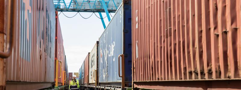 Allt fler företag från hela Sverige väljer att frakta gods klimatsmart via järnvägen till APM Terminals Gothenburg, nordens största containerhamn. Foto: APM Terminals