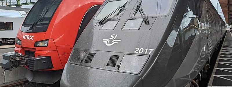 Nya X2000-tåget från SJ och X74 från MTRX på Göteborgs centralstation. Foto: Wikimedia Commons