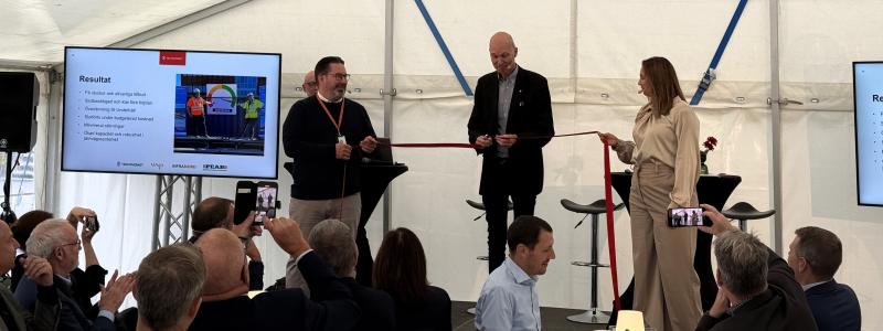 Jörgen Einarsson Regional Direktör, Trafikverket klipper band under invigningen av Olskroken planskildhet tillsammans med Mattias Emanuelsson entreprenadchef på Peab och Jenny Skogberg som är projektledare Olskroken Planskildhet, Trafikverket. Foto: Peab