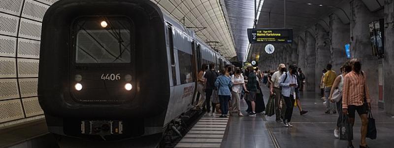 Ett öresundståganländer till Triangeln Station från Köpenhamn och Danmark, med destination Karlskrona och Malmö. Foto: Wikimedia Commons