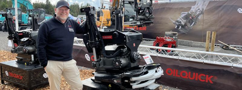 Johan Lindqvist, försäljningschef på OilQuick, berättade bland annat om företagets nyutvecklade gripmodul på mässan Entreprenad Live. Gripmodulen är till för tiltrotatorer och försedd med OQ Sync som gör att gripklorna går jämnt och synkroniserat i alla lägen och hastigheter. Här står han bredvid modellen OQTR-E26.
