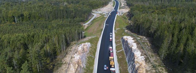 Asfaltering av riksväg 27. Foto: Peab