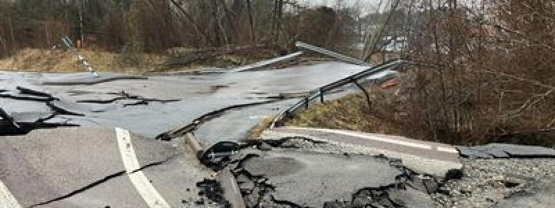 Uppdraget omfattar säkerställning av markens stabilitet och återuppbyggnad av Ucklumsvägen och Sylvägen, inklusive vatten-, spillvatten och fjärrvärmeledningar som skadades av skredet. Foto: Peab