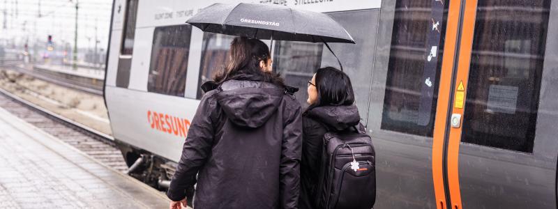 Personal med paraply vid Öresundståg Foto: Apelöga/Öresundståg