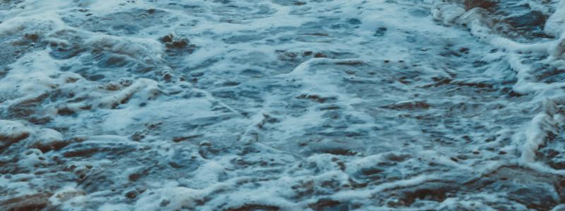 PFAS och andra kemikalier kan spridas till vattenmiljöer och byggas upp över tid, vilket hotar både ekosystem och dricksvatten. Foto: Stupidmen City/Unsplash