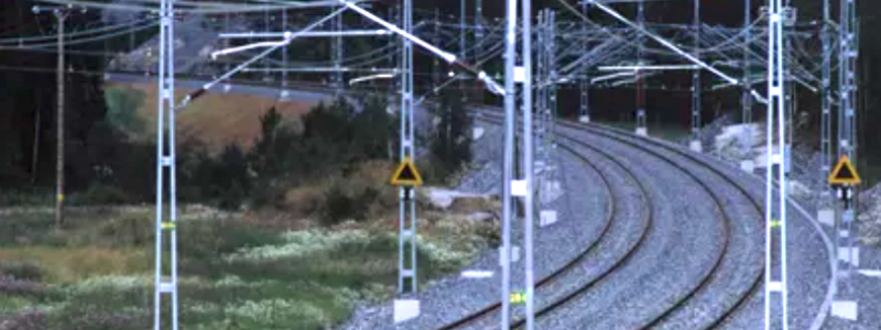 Bildtext: Trafikverket planerar att byta kontaktledningar på sträckan Göteborg–Alingsås vilket mer än halverar tågkapaciteten mellan Stockholm och Göteborg. Foto: Trafikverket