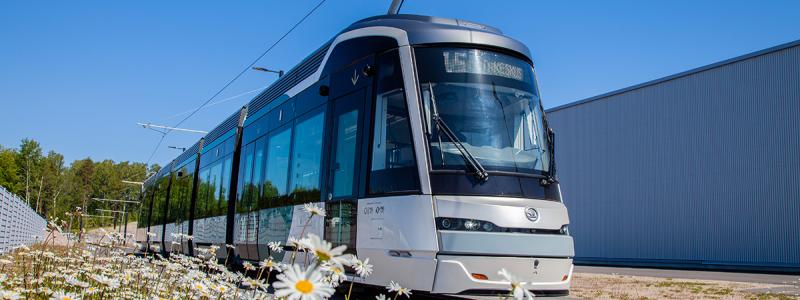 Snabbspårvagn 15 mellan Helsingfors Östra centrum och Kägeludden
Snabbspårvagnen går nu var 8:e minut, men i framtiden går spårvagnen så ofta som var 6:e minut. Upplev en helt ny nivå av resekomfort och njut av bekvämare resor med mer utrymme. I och med den nya snabbspårvägen får helt nya områden spårvagnstrafik. Den erbjuder också bytesförbindelser till metron och närtåg. Foto: Helsingfors Stadstrafik AB