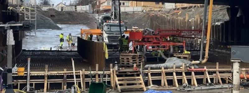 En tunnel byggs under järnvägen. Foto: Trafikverket