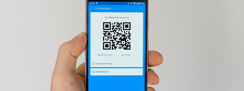 QR-koder kan också användas för att öppna betalningssajter, följa konton på sociala medier och till och med skicka förskrivna e-postmeddelanden från mottagarens konton. Det innebär att hackare lätt kan utge sig för att vara sina offer och rikta in sig på andra i deras kontaktlistor. Foto: markus winkler/unsplash