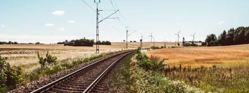 Kontaktledningsbyte mellan Helsingborg – Teckomatorp där ca 37 000 meter kontaktledning och cirka 500 stolpar byttes ut. Foto: Trafikverket