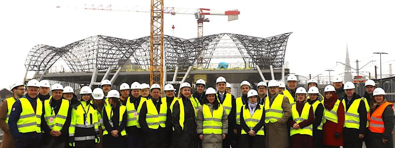 Den tyska delegationen besökte den nya centralstationen i Riga, som tack vare Rail Baltica-projektet kommer att bli den största passagerarterminalen i Baltikum. Stationen kommer att bestå av tre våningar och vara tillgänglig för alla samhällsgrupper, och erbjuda en mängd faciliteter för Rigas invånare och besökare. Byggnaden kommer att ha 23 rulltrappor, 16 hissar, 25 nya trappor till plattformarna, ett taktilt nätverk genom hela Rail Baltica-projektområdet och taktil vägledning från kollektivtrafikstopp till tågplattformarna. Foto: Rail Baltica