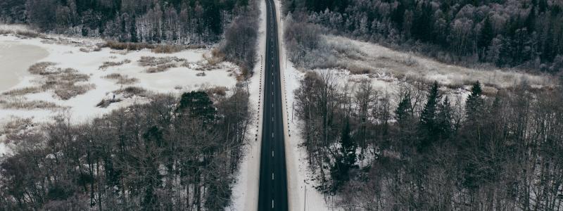 Krav på bättre vägunderhåll och enklare regler för laddstolpar. Foto: Niklas Veenhuis/Unsplash