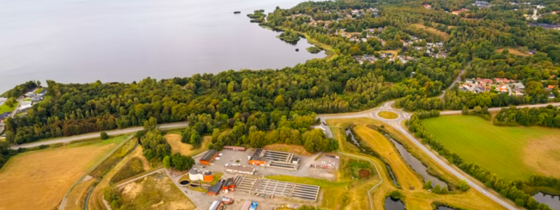 Flygbild över reningsverket i Hässleholm med omnejd. Foto: Hässleholm Miljö