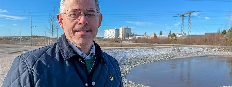 Jakob Ahquist vid en av dammarna i Arlandastad. Foto: Arlandastad group