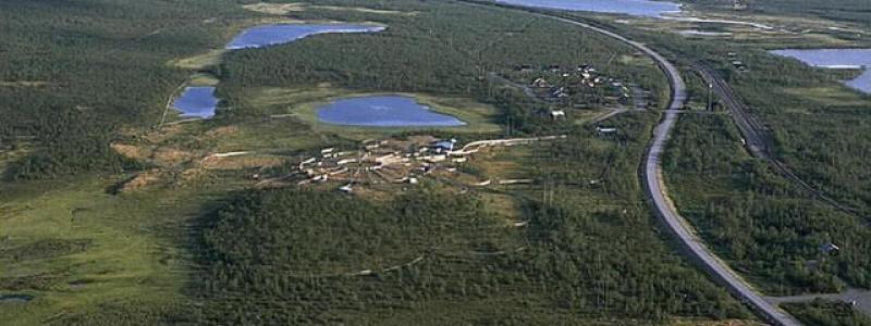 Rensjön. Malmbanan (Ofotenbanan) i bildens högra del. Foto: Jan Norrman/Wikimedia Commons