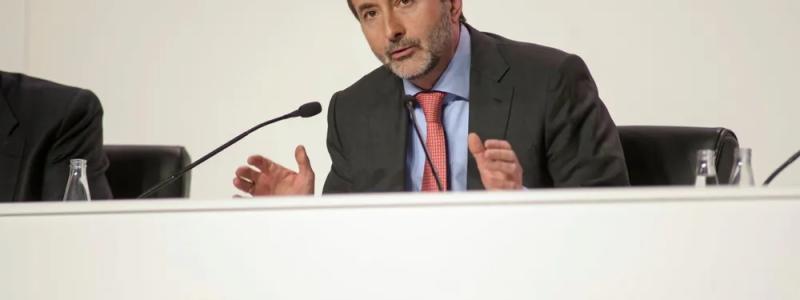 Repsols vd Josu Jon Imaz vill vänta och se. Det spanska oljebolaget Repsol har meddelat att det kommer att fatta tre slutgiltiga investeringsbeslut (FID) för gröna vätgasprojekt under de kommande tio månaderna – och därmed senast i slutet av juni 2026 åta sig att bygga ytterligare trehundrafemtio megawatt elektrolyskapacitet fördelat på tre projekt. Foto: Repsol
