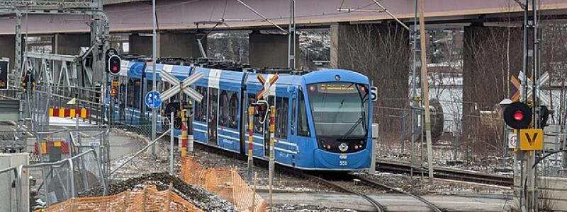 Lidingöbanan, hållplats Ropsten. Spårvagn av typen A36 lämnar hållplatsen mot Lidingöbron, 2023. Foto: AleWi/Wikimedia Commons