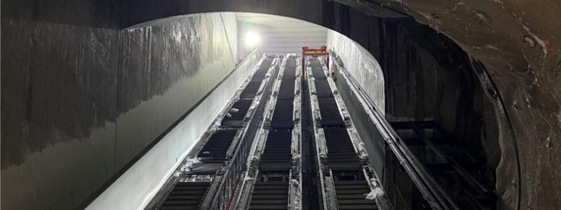 De tre första rulltrapporna i hela nya tunnelbanan – på plats i Blå linjen till Barkarby. Bild: Region Stockholm.