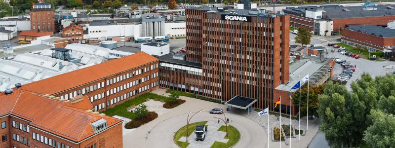 För två av landets största exportföretag, Scania och AstraZeneca, är förbindelsen över Södertälje kanal en viktig pusselbit för logistikkedjorna och kompetensförsörjningen. Foto: Scania