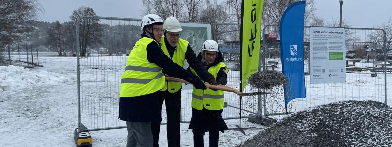 Jonas Riedel, ordförande i Miljö- och klimatnämnden, Björn Edström, styrelseordförande för SEOM, Britt-Inger Wennström Kajnäs, ordförande i kommunstyrelsens mark- och exploateringsutskott tar första spadtaget.