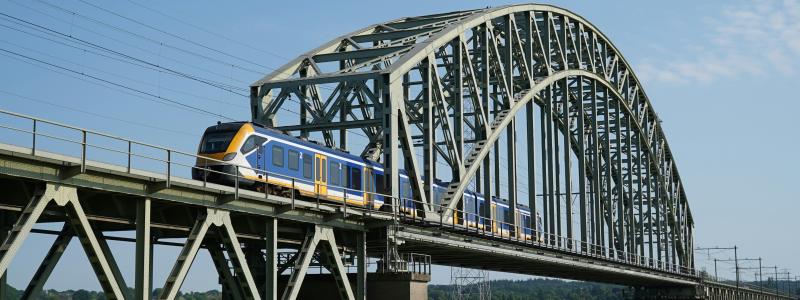 NS Sprinter-tåg på bro i Arnhem, Nederländerna Foto: Joas van der Eerden/Unsplash