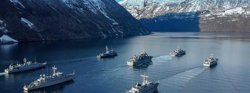 Natos minröjningsenhet SNMCMG1 demonstrerade nyligen användningen av fjärrstyrda arbetsrobotar för media. Bilden visar hur fartygen från Standing NATO Mine Countermeasures Group 1 (SNMCMG1) seglade den 9 mars 2022. formation i Geirangerfjorden, Norge. Övningen samlade över 30 000 soldater, 50 ytfartyg och ubåtar samt 200 flygplan från 27 länder. Foto: Wikipedia Common. Källa: Nato.