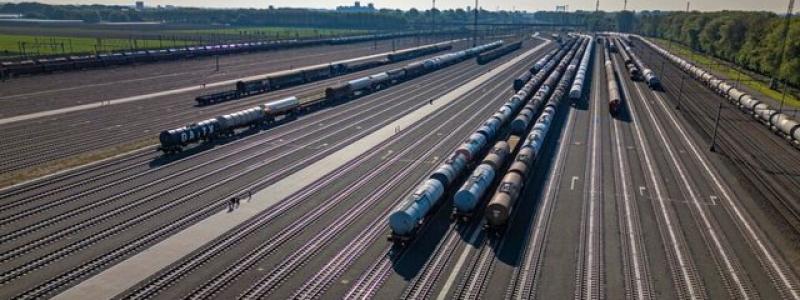 Kijfhoek täcker 50 hektar och rymmer 14 ankomstspår, 41 klassificeringsspår och 12 uppställningsspår. där hanteras dagligen en stor del av det europeiska godset som passerar via Rotterdam, en av världens största hamnar. Moderniseringen innebär att bangården nu styrs av Siemens Trackguard Cargo MSR32-system, som omfattar fullständig automationslösning för rangerbangårdar. Bild: Siemens Mobility