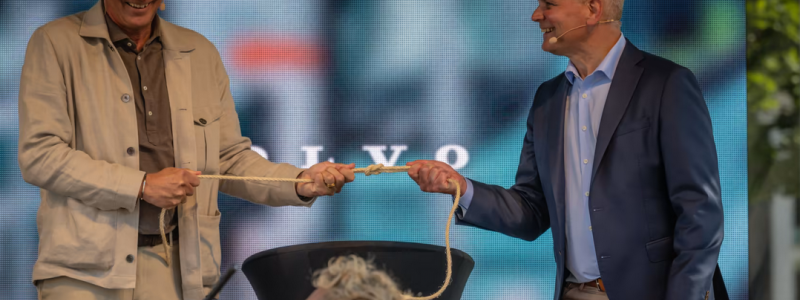 Öresundskrafts vd Anders Östlund och Stefan Strand, vd Volvo Lastvagnar Sverige, knyter banden och inviger Sveriges största, publika laddstation för lastbilar. Foto: Johan Lilja.