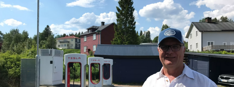 Sten Danielsson framför Teslas tre superchargers som numera står i Gäddede. Foto: Biofuel Region